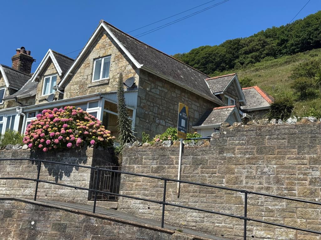 Lot: 147 - COTTAGE FOR IMPROVEMENT WITH SEA VIEWS - A Front View of the Cottage